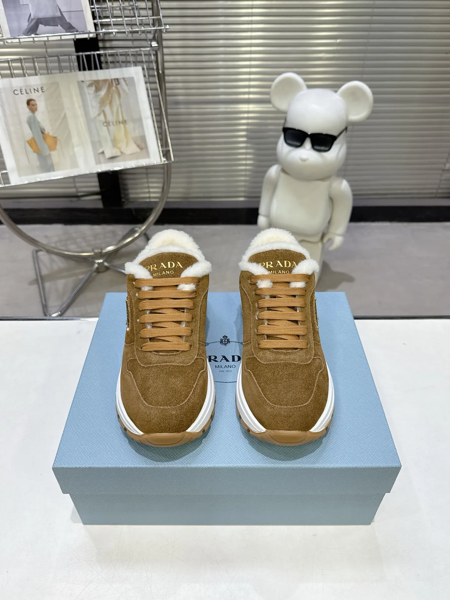 👟👟Ex-factory price 600👟👟 PRADA ²⁰²5 𝐬𝐬Prada’s new product comes with strength! ❣️Many Internet celebrities have the same style, fashionable and versatile nice items, original shoes are developed and purchased from Italian counters, and are reproduced 1:1 according to the original taste. This year’s theme is not to be defined, embodying texture through simplicity💛From thick-soled sneakers to zigzag short boots to 2025 flat shoes, everything reveals a sure-fire momentum... It combines gentleness and handsomeness, the finishing touch for women❤️ Wear-resistant and ultra-light two-color outsole. ⚛Size: Women's 35-40 ⚛Size: Men's 39-45 Original packaging accessories. ⚛
